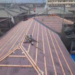 明石市の和瓦葺き替え工事・中編 ！天井裏の大掃除から防水紙・瓦桟・谷板金設置まで全工程レポート