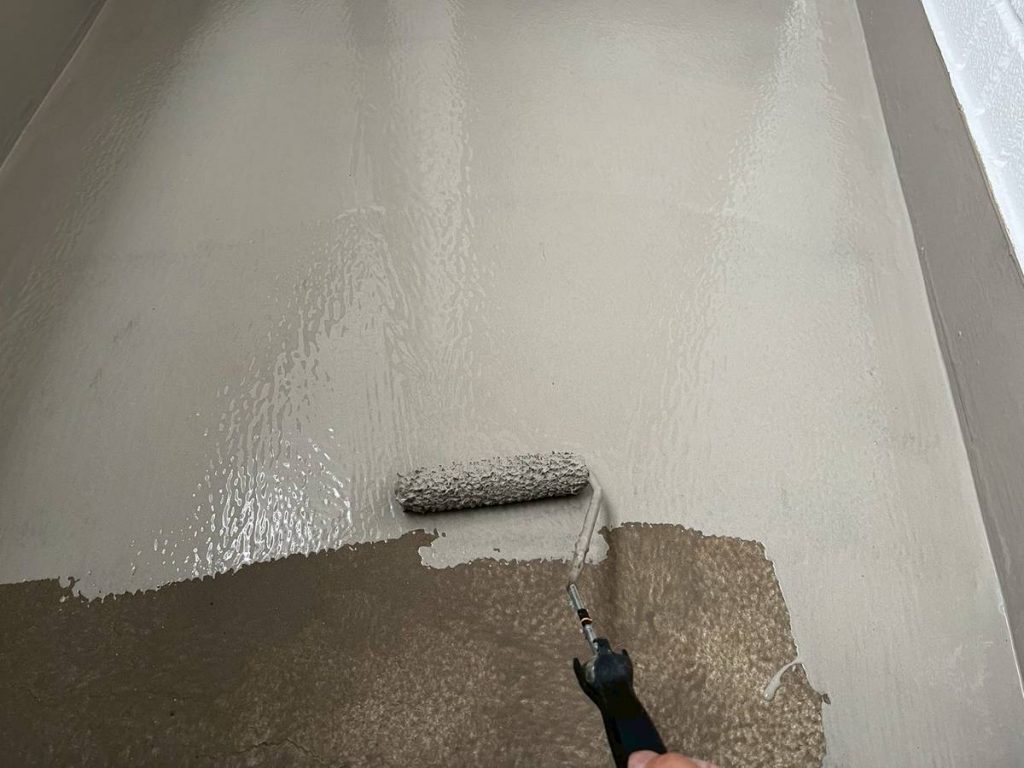 明石市 防水工事 上塗り作業