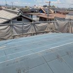 明石市 雨漏りが発生した屋根を葺き替え工事で根本改善!下地補強と防水シート施工の様子をご紹介【第1回】