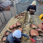 明石市｜屋根葺き替え工事スタート！既存の和瓦と葺き土をすべて撤去し、新しい屋根への準備を進めます