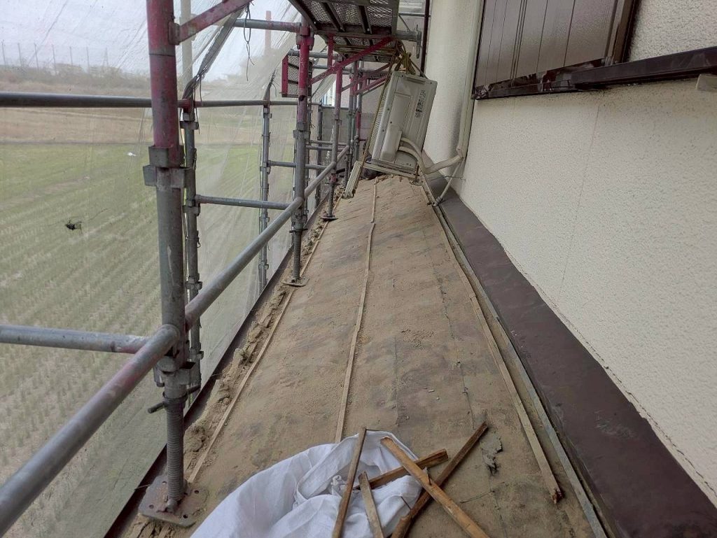 明石市　下屋根　葺き土　清掃