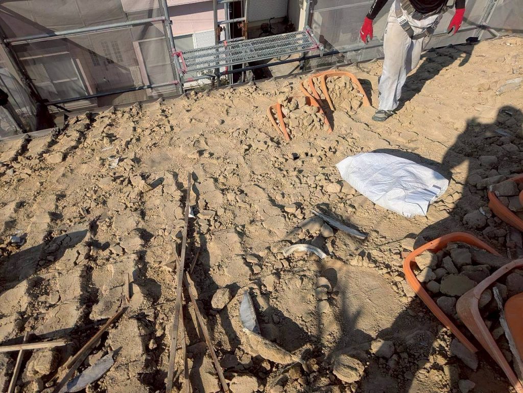 明石市　葺き土　撤去　清掃