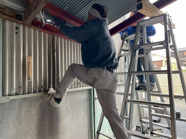 加古川市 ガルバ波板施工中 工場