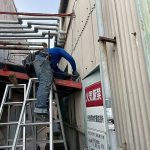 加古川市 工場通路屋根をガルバ波板へ改修!C形鋼補強で安全性・暑さ対策を実現
