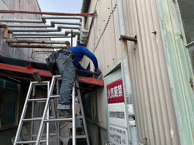 加古川市 ガルバ波板施工中 工場 職人