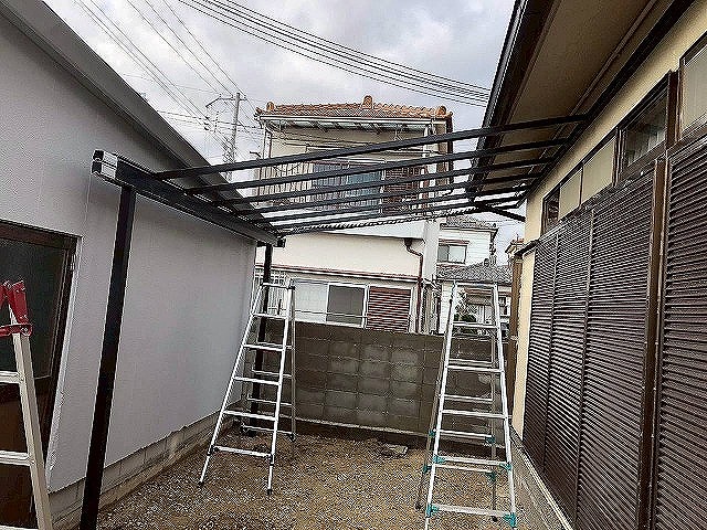明石市 波板エクステリア アルミフレーム 施工中