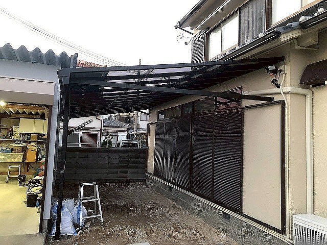 明石市 波板エクステリア ポリカ施工中
