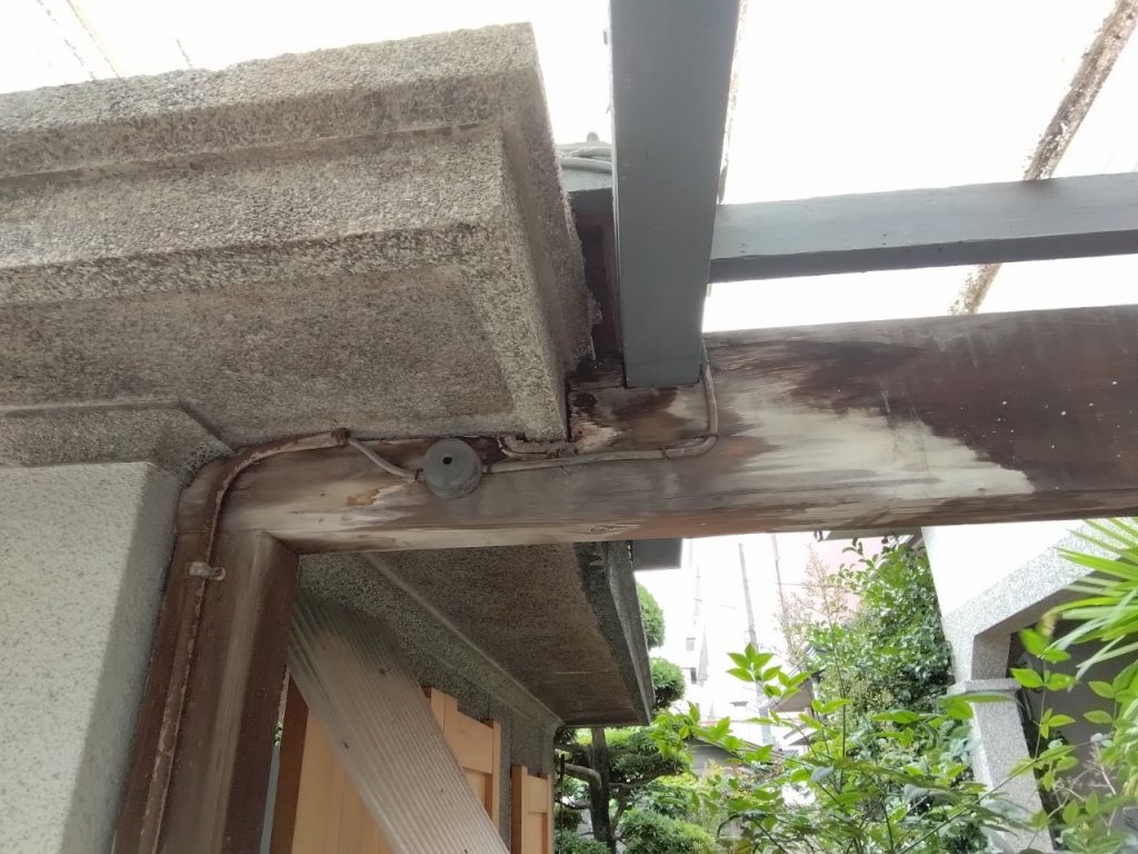 明石市　ガレージ骨組み　腐食　黒ずみ