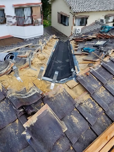 明石市 谷板金交換工事 ガルバリウム製 谷シーラー