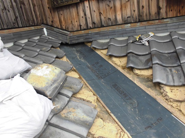 明石市 谷板金交換工事 瓦バラシ