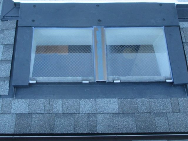 加古川市　リッジウェイカバー工法完成　天窓周辺